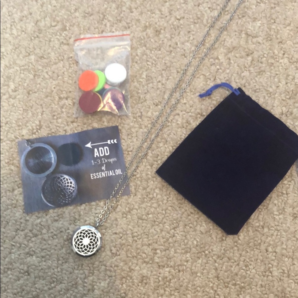 NWOT Essential Oil Necklace w/ Coloured Pads